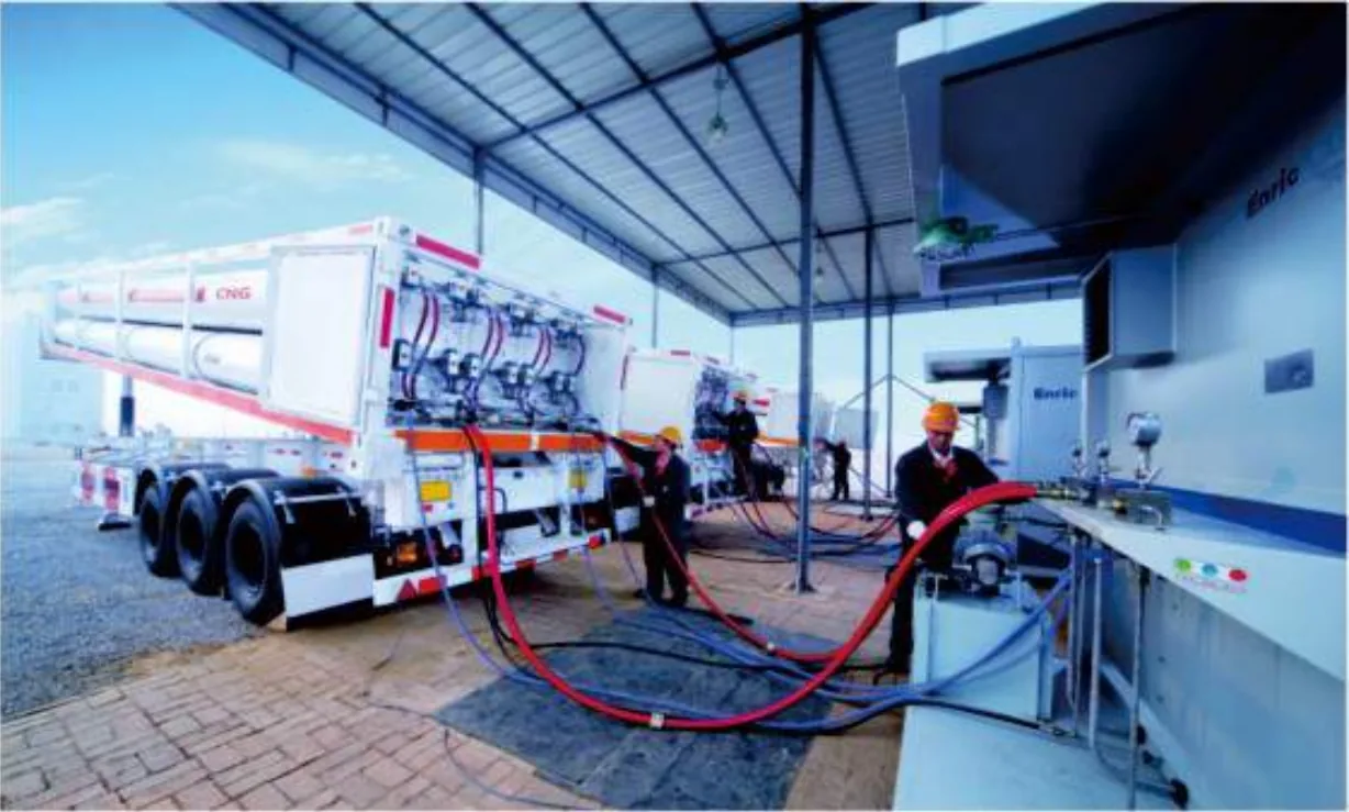 Operadores de Lokale conectando un módulo de almacenamiento de gas natural
