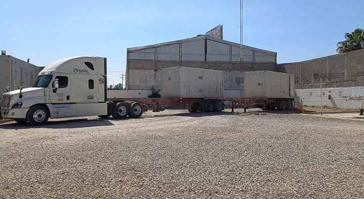 Patio de maniobras con un tractocamión y un módulo de almacenamiento de gas