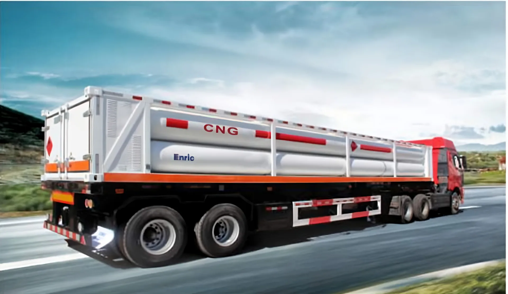 Tractocamión transportando cilindros de gas natural comprimido en carretera