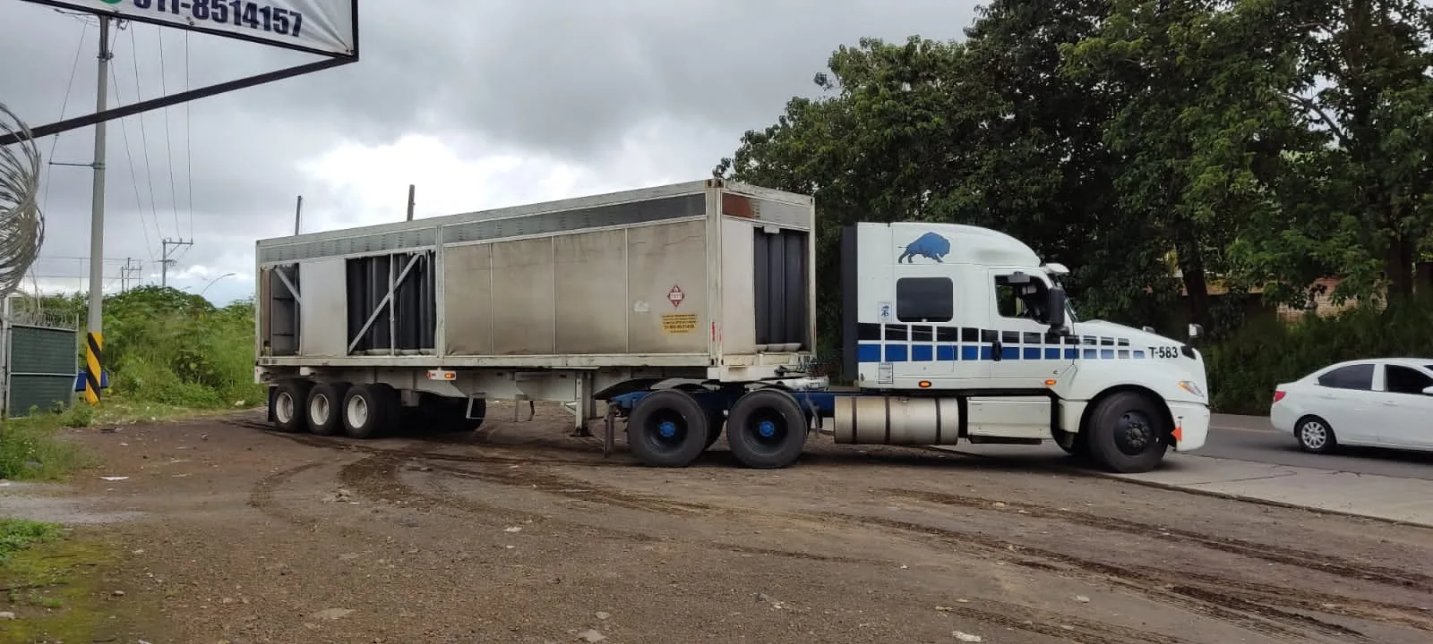 Tractocamión de Lokale arrastrando un módulo de almacenamiento de gas comprimido